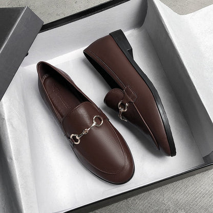 Braune Leder-Loafer mit Metallverzierung in Schuhkarton, elegante Herrenschuhe.