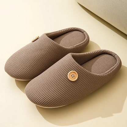 Braune Memory-Foam-Hausschuhe mit Knopf, rutschfest, bequem, für Damen und Herren.