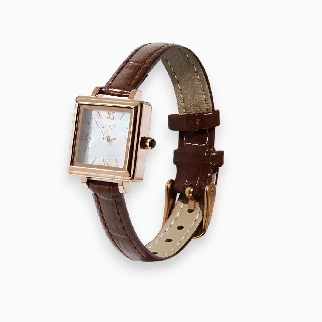 Braune Lederarmbanduhr mit quadratischem Zifferblatt, roségoldenem Gehäuse, elegant, modisch.