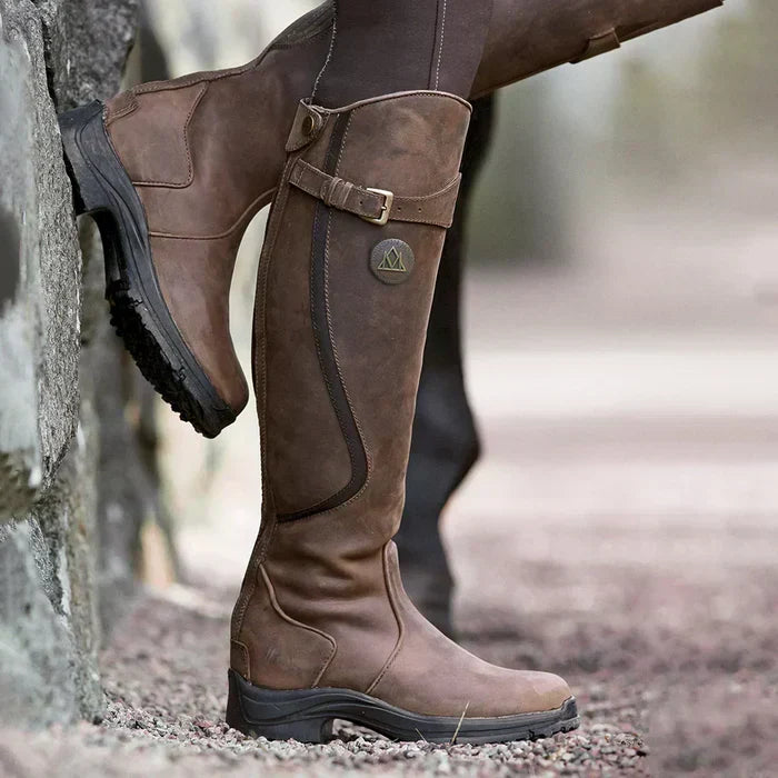 Braune Reitstiefel aus Leder, robust und wasserdicht, ideal für Outdoor-Aktivitäten.