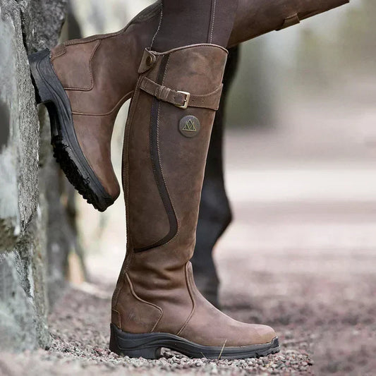 Braune Reitstiefel aus Leder, robust und wasserdicht, ideal für Outdoor-Aktivitäten.