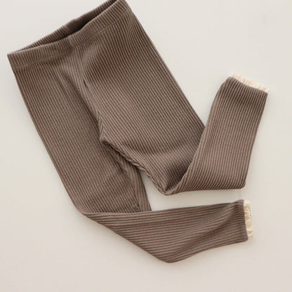 Braune gerippte Kinderleggings aus Baumwolle, bequem und modisch, ideal für Herbstkleidung.