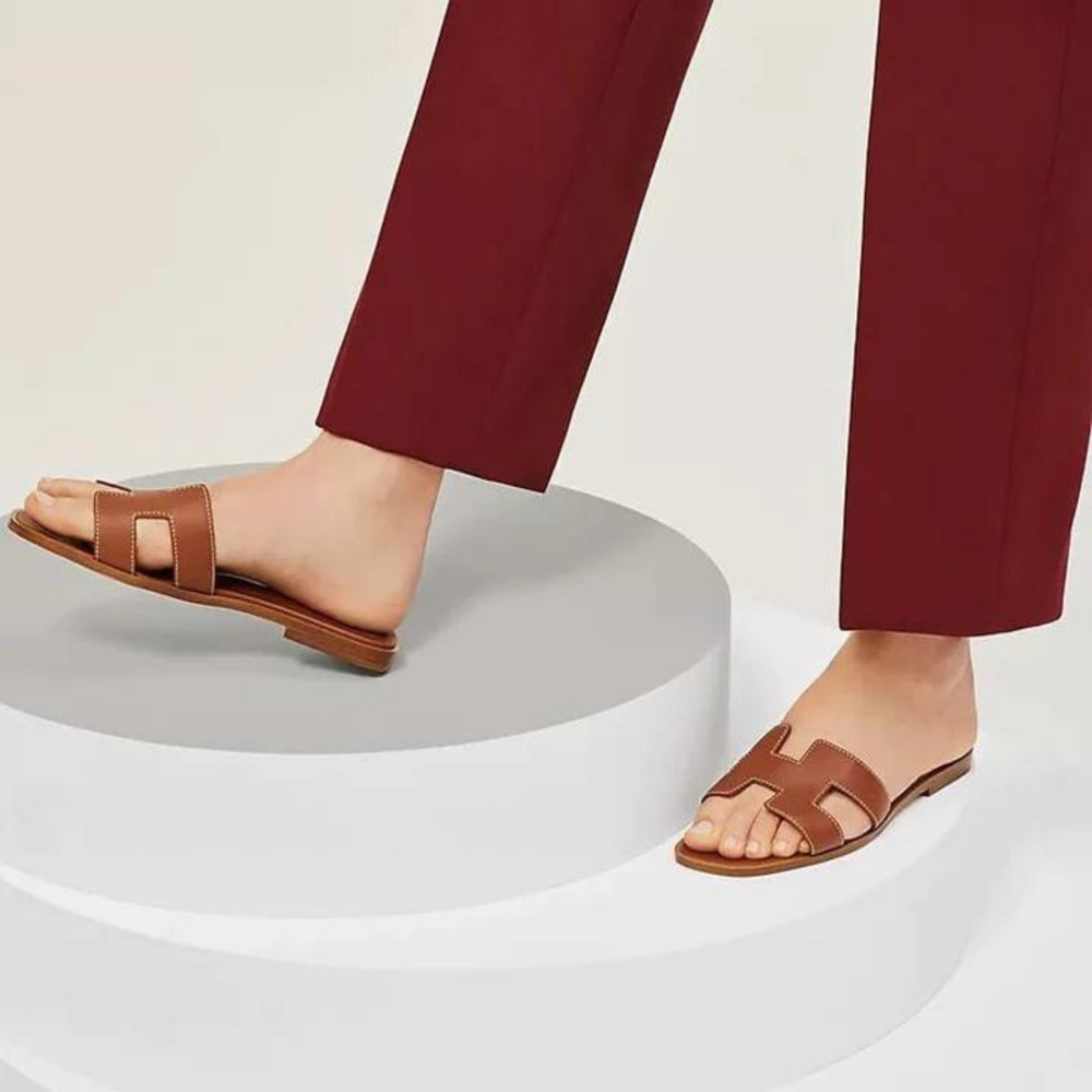 Damen Sandalen braun Leder, elegantes Design, flache Sohle, ideal für Sommermode.