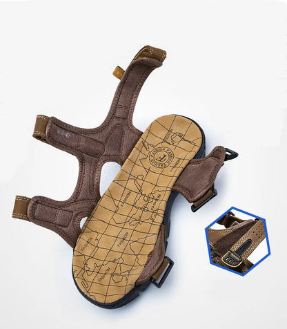 Braune Hundeschuhe aus Leder mit rutschfester Sohle und verstellbarem Klettverschluss.