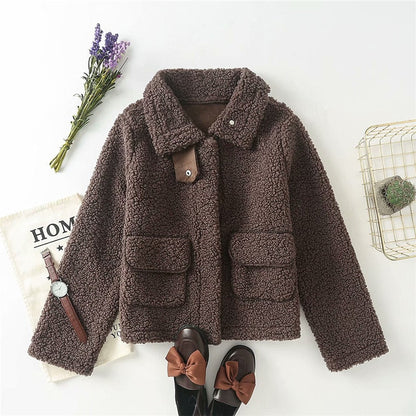 Braune Damen Teddyjacke aus Fleece mit Taschen, Herbstmode, gemütlich und stilvoll.