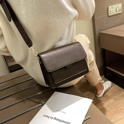 Dunkelbraune Umhängetasche aus Leder für Damen, elegant und modern, ideal für den Alltag.
