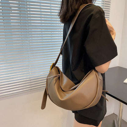 Damen Umhängetasche braun Leder modern elegant Accessoire Mode Accessoire minimalistisch