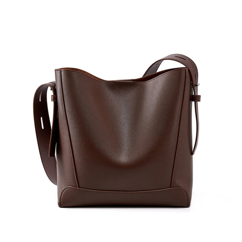 Braune Lederhandtasche mit verstellbarem Schulterriemen, modisch und elegant für Damen.