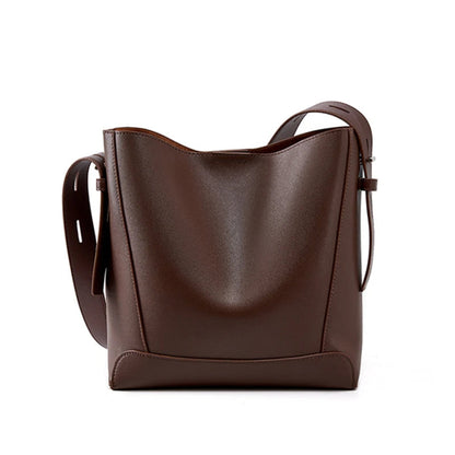 Braune Lederhandtasche mit verstellbarem Schulterriemen, modisch und elegant für Damen.