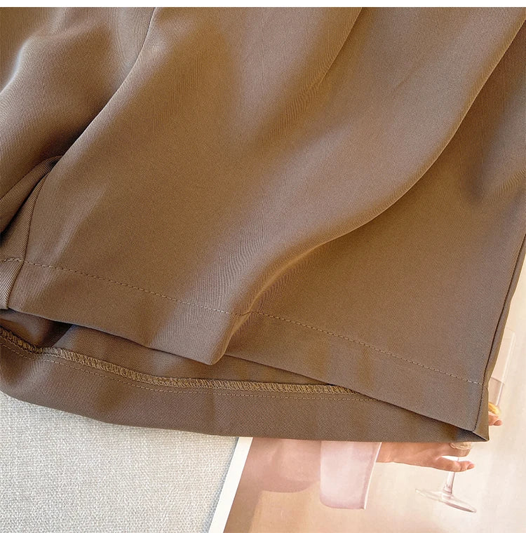 Braune Seidenhose Detailansicht, elegante Damenmode, hochwertige Stoffqualität.