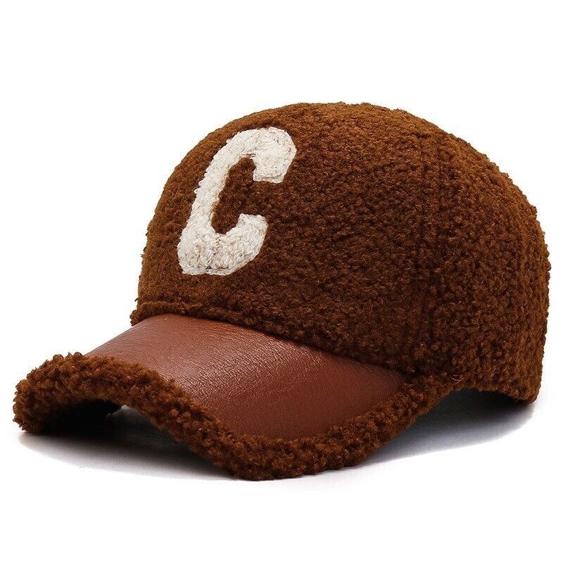 Braune Baseballkappe aus Fleece mit weißem "C"-Logo, modisch, warm, Unisex-Design.