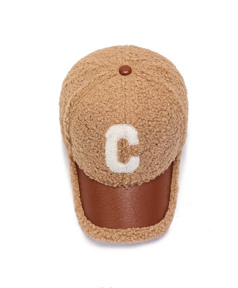 Beige Baseballcap mit braunem Schirm, Teddyfleece, Buchstabe C, modisches Accessoire.