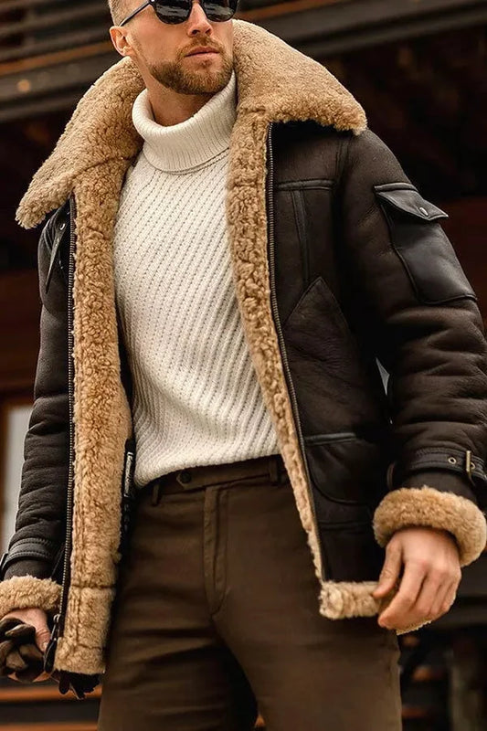 Mann in brauner Lederjacke mit Lammfell, weißem Rollkragenpullover, Sonnenbrille, Wintermode.