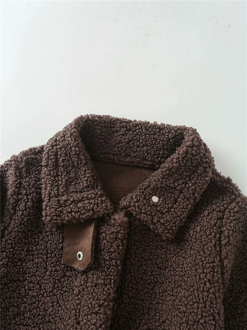 Braune Teddyjacke aus Fleece mit Kragen, modisch und warm, ideal für Herbst und Winter.