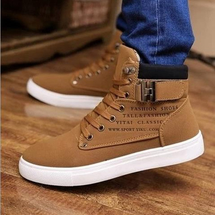 Braune Herren-Sneaker aus Leder mit weißer Sohle, modisch, bequem, ideal für Freizeitkleidung.