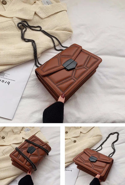 Braune Lederhandtasche mit Kettengurt auf beigem Stoff, stilvoll und elegant.