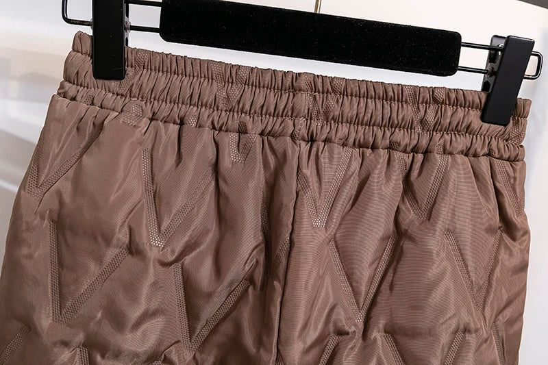 Braune gesteppte Hose, elastischer Bund, modisches Design, bequeme Freizeitkleidung.
