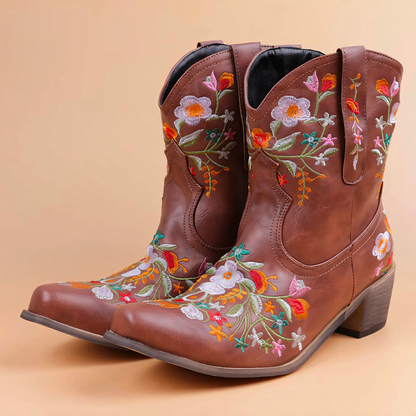 Braune Cowboystiefel mit bunter Blumenstickerei, Damenmode, Leder, Westernstil.