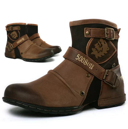 Braune Herrenstiefel aus Leder, Vintage-Design, mit Schnallen und Löwenemblem.
