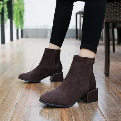 Damenstiefeletten braun Wildleder, Blockabsatz, modisch, bequem, Herbstmode, elegant.