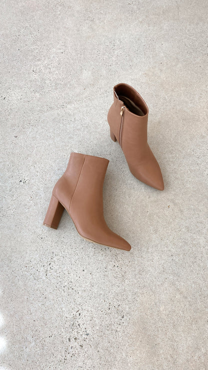 Braune Damen-Stiefeletten mit Blockabsatz, Reißverschluss, Lederoptik, auf Betonboden.