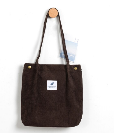 Braune Stofftasche mit langen Henkeln, Logoaufnäher, ideal für Einkäufe oder Alltag.