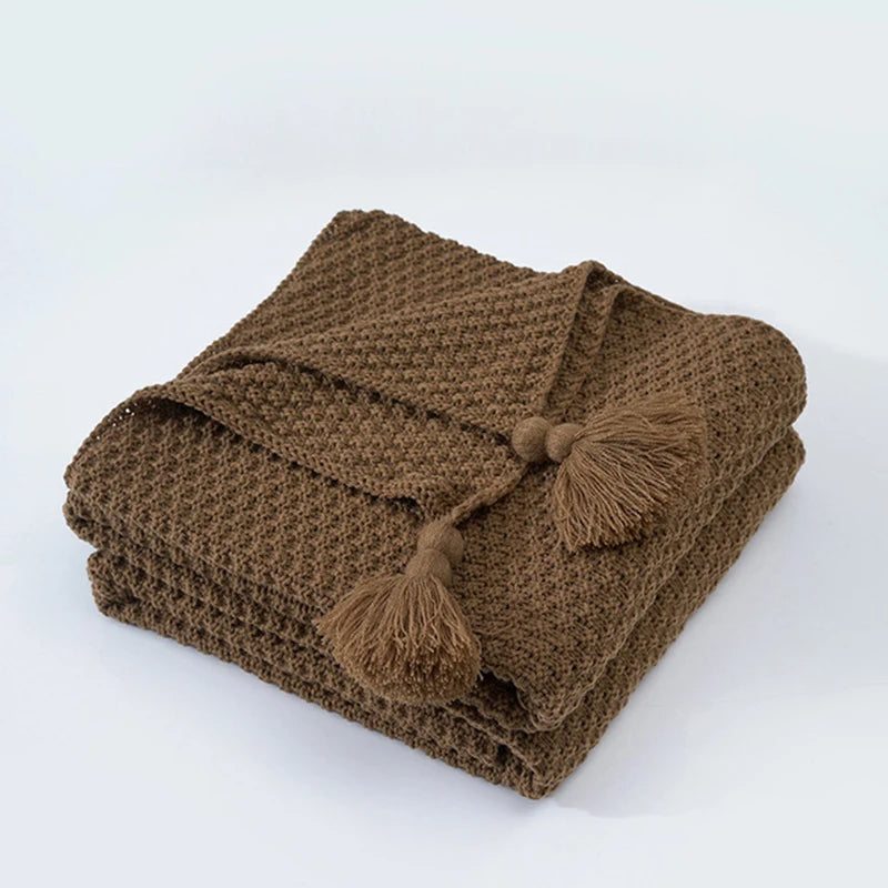 Braune Strickdecke mit Quasten, Baumwolle, gemütlich, Wohnzimmer, Sofa, Dekoration, modern.
