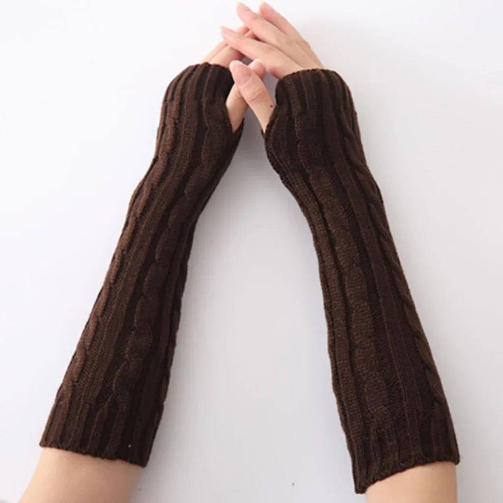 Braune gestrickte Armstulpen, Zopfmuster, Damenmode, Herbstaccessoire, warm und stilvoll.