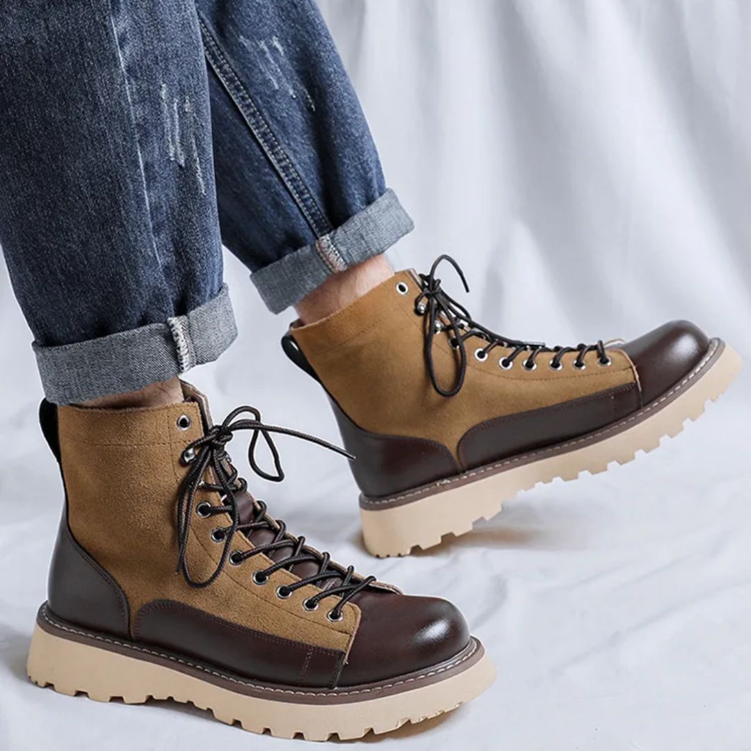 Braune Lederstiefel mit Schnürung, robuste Sohle, Herrenmode, lässiger Stil, Jeans-Hintergrund.