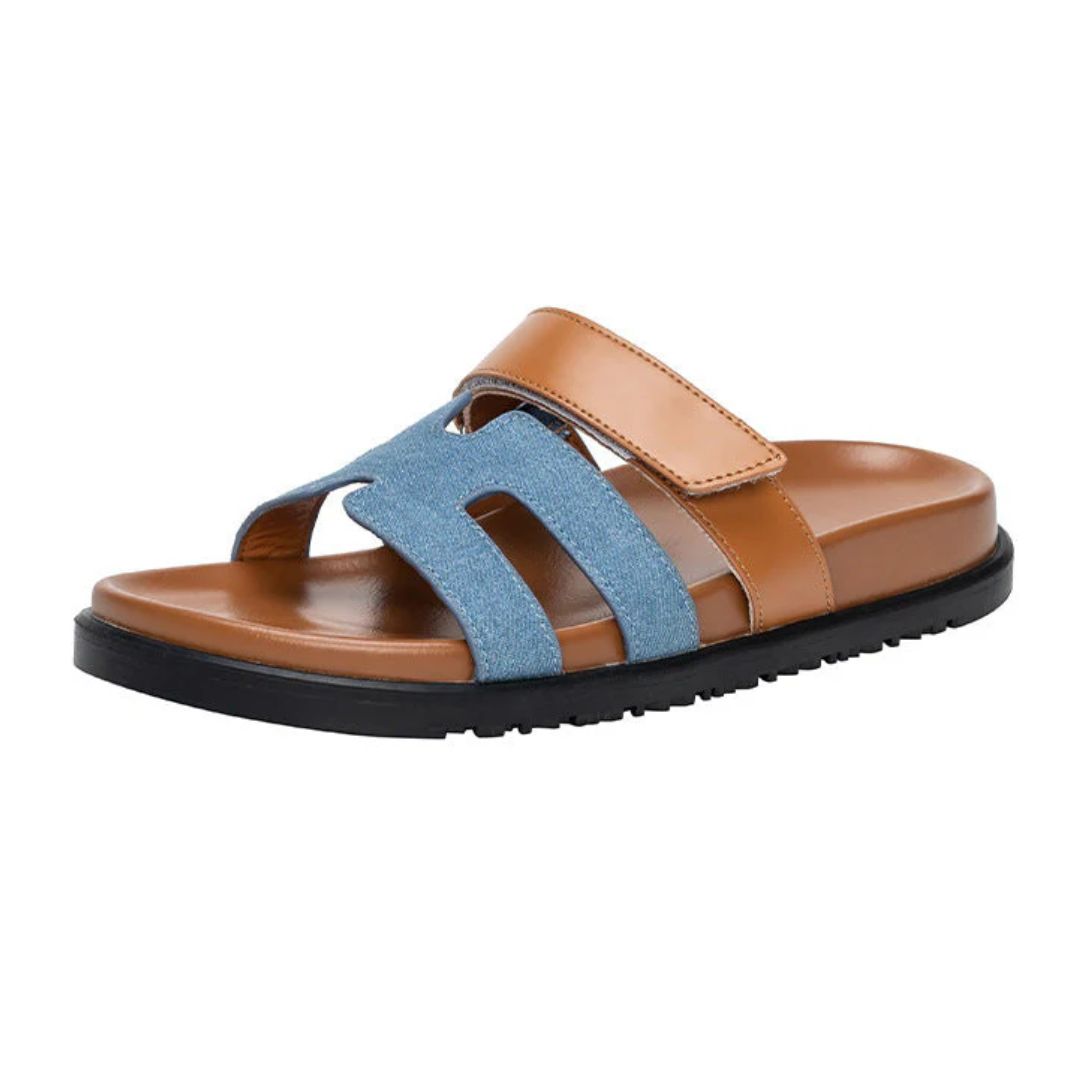 Braune und blaue Sandale für Herren, Leder und Stoff, rutschfeste Sohle, bequemes Design.