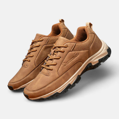 Braune Wanderschuhe aus Leder mit rutschfester Sohle, ideal für Outdoor-Aktivitäten.
