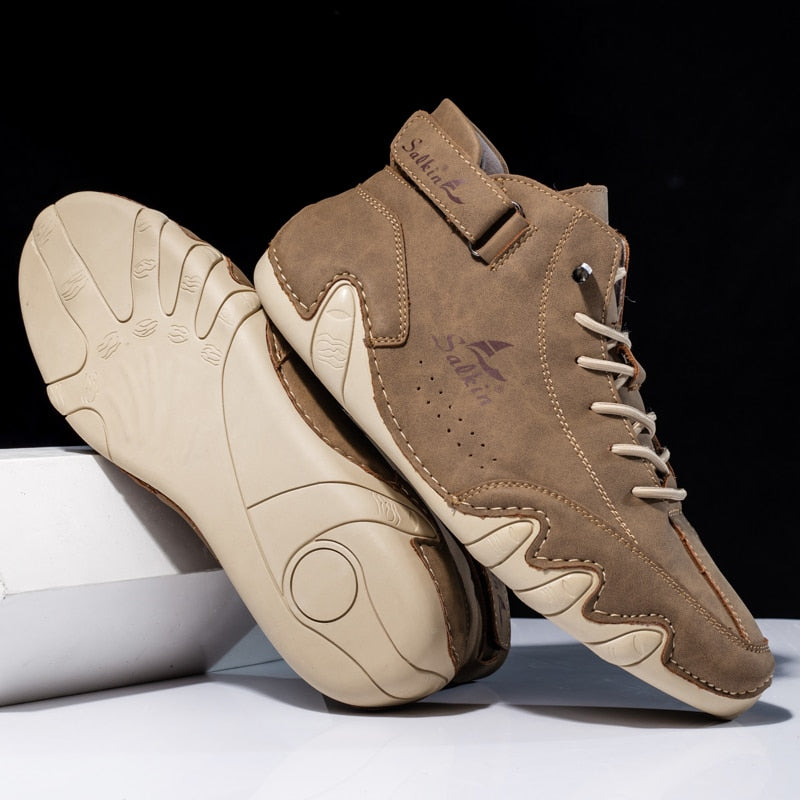Braune Leder-Basketballschuhe, hohe Sneakers, rutschfeste Sohle, sportlich, modisch.
