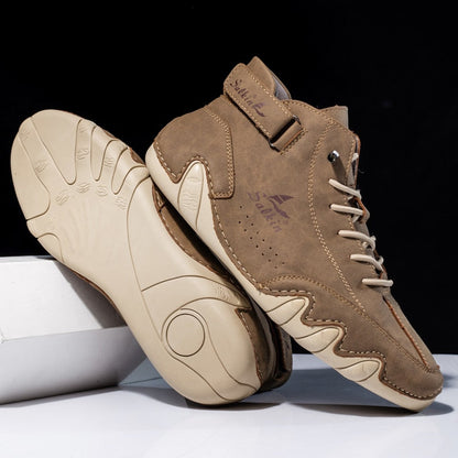 Braune Leder-Basketballschuhe, hohe Sneakers, rutschfeste Sohle, sportlich, modisch.