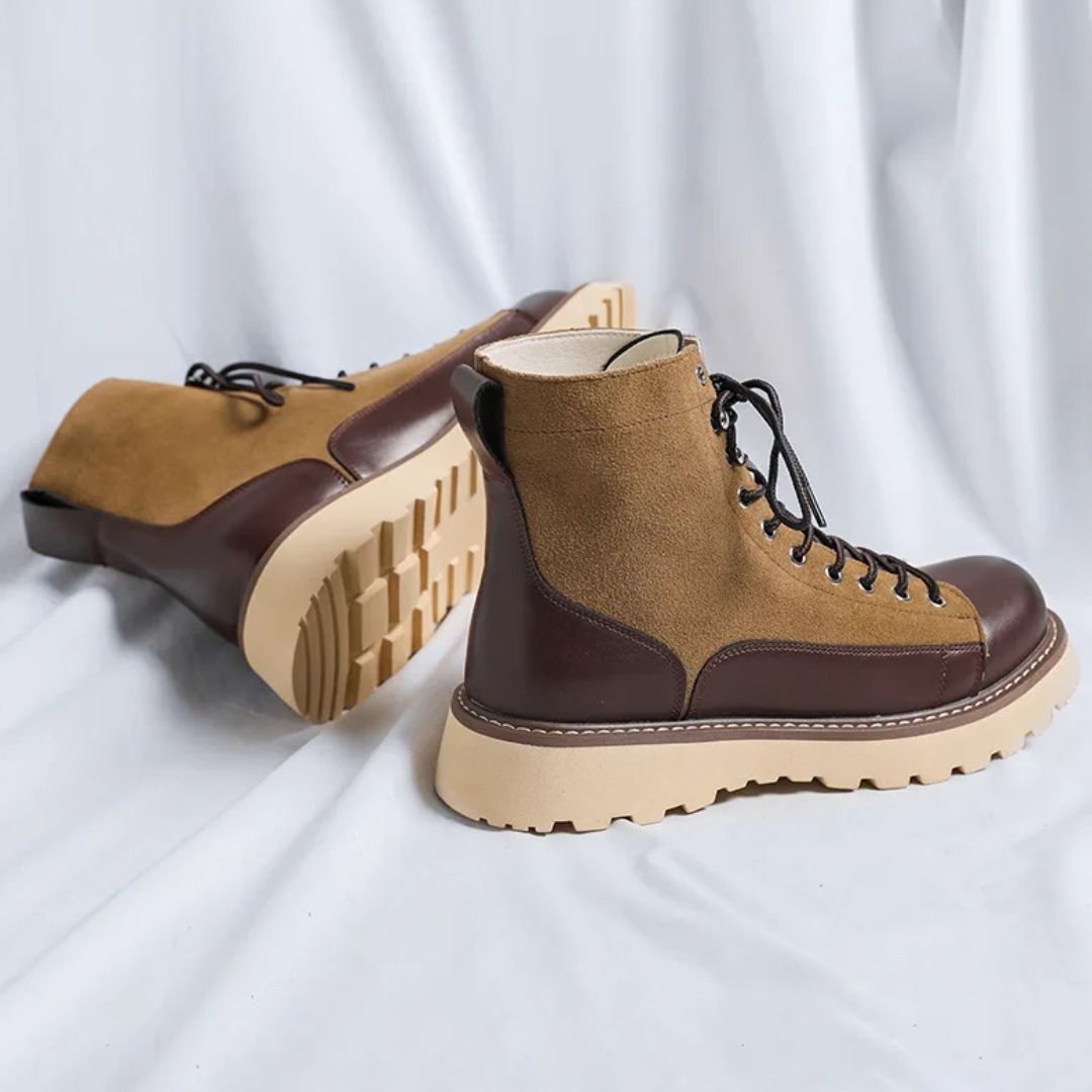 Braune Lederstiefel mit Schnürung, rutschfeste Sohle, Herrenmode, Outdoor-Schuhe.