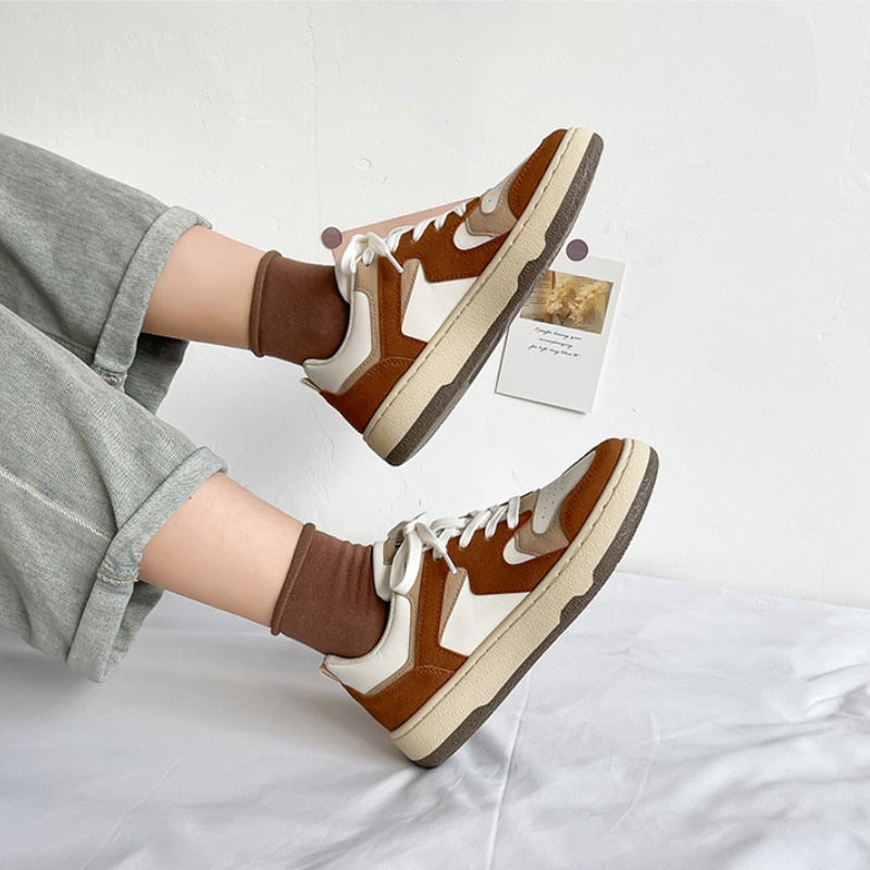 Damen Sneaker braun-weiß, Retro-Design, Freizeitschuhe, bequeme Turnschuhe, Mode-Trend.