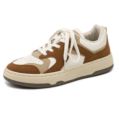Brauner und weißer Sneaker, Leder, sportlich, modisch, bequeme Freizeitschuhe für Damen.