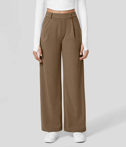 Frau in brauner, weiter Hose und weißem Langarmshirt, modisch, elegant, Freizeitkleidung.
