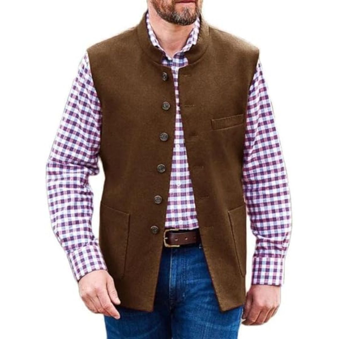 Mann in brauner Weste und kariertem Hemd, Freizeitmode, Herrenbekleidung, Herbstoutfit.