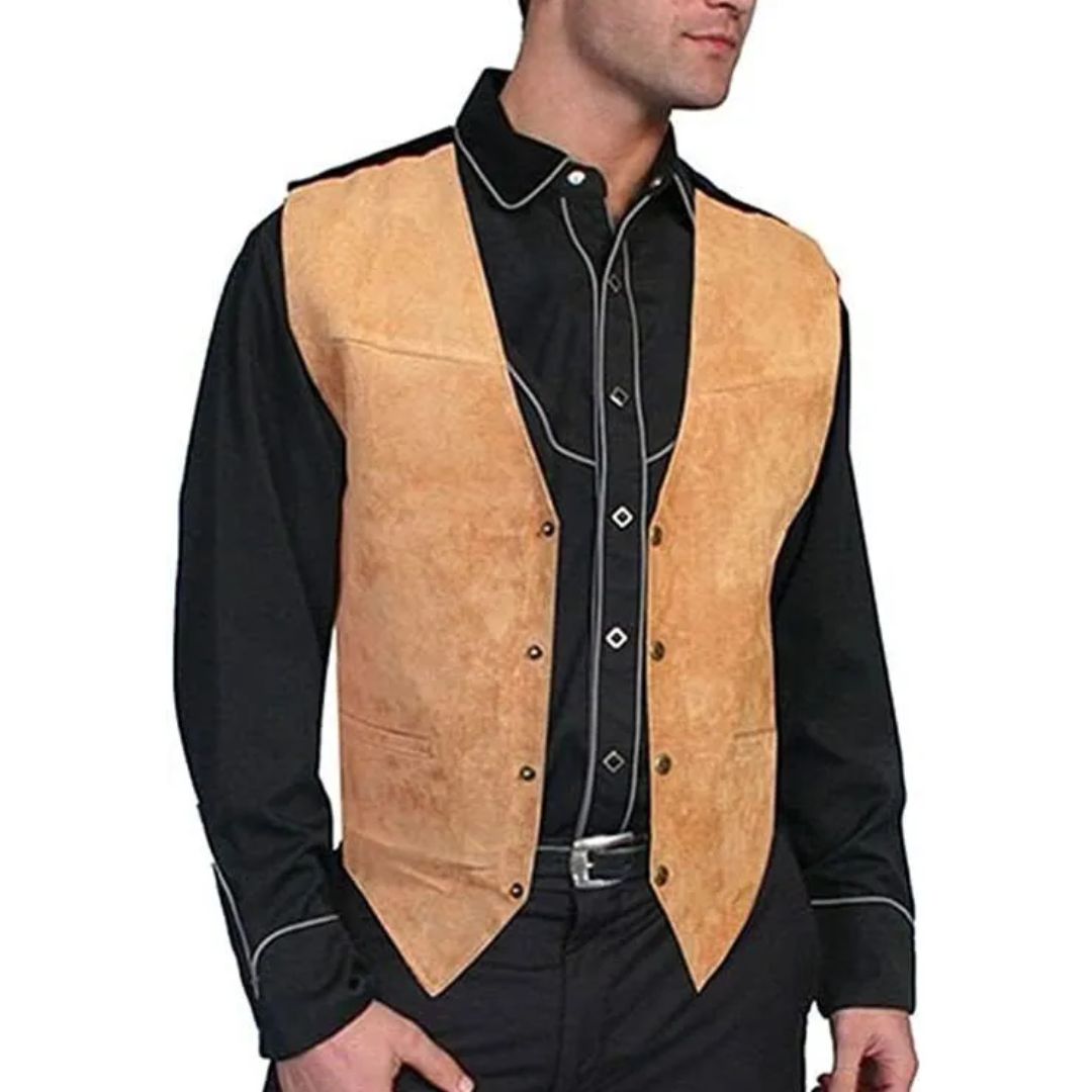 Mann in schwarzem Hemd mit brauner Wildlederweste, Westernstil, Herrenmode, Freizeitkleidung.