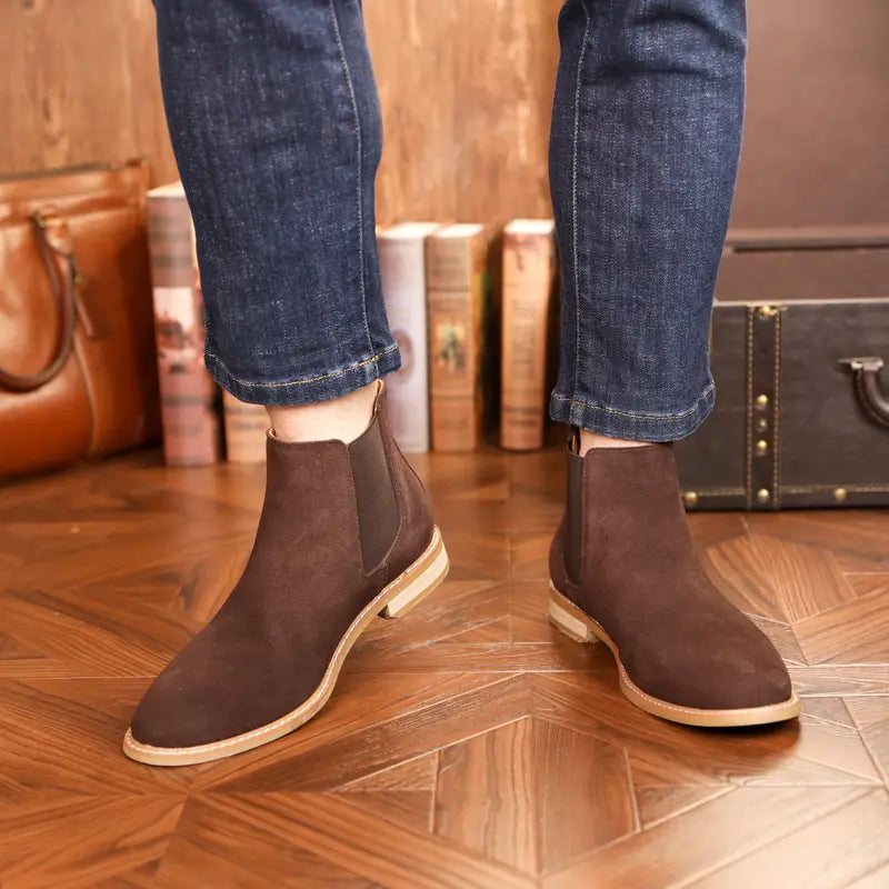 Braune Wildleder-Chelsea-Boots für Herren, elegant, mit Jeans, Holzboden, stilvoll.