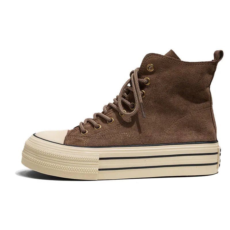 Brauner High-Top-Sneaker aus Wildleder mit Plateau-Sohle, modisch, lässig, unisex.
