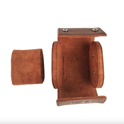 Braune Lederuhrentasche, offen, mit Druckknöpfen, für Reisen und Aufbewahrung.