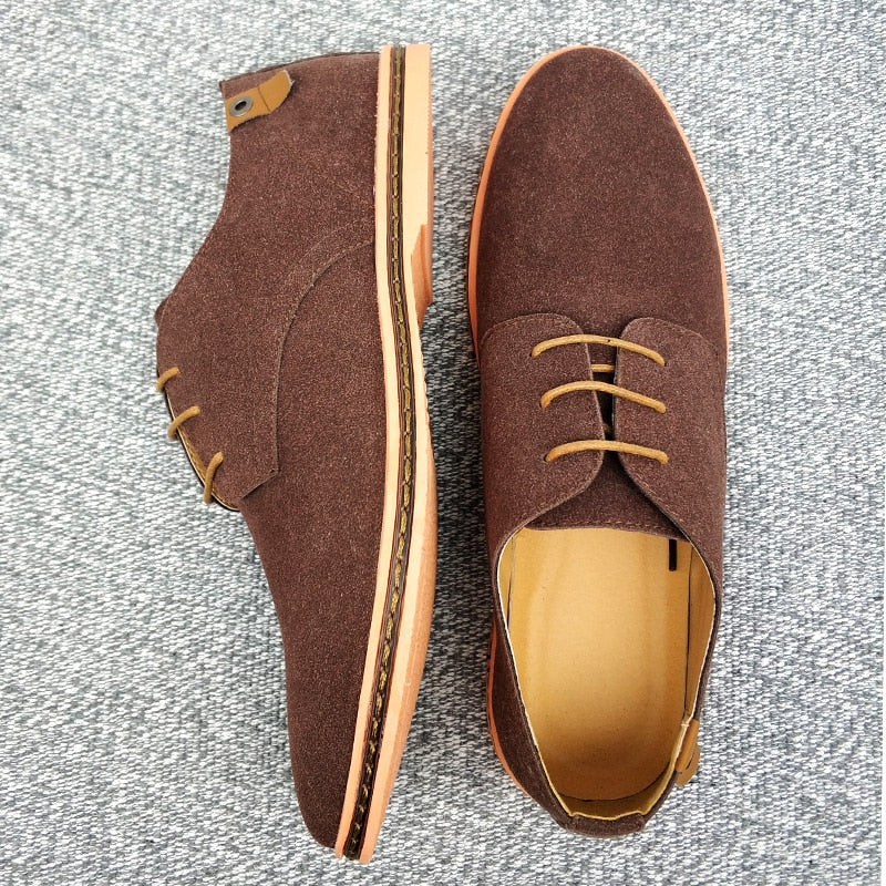 Braune Wildleder-Herrenschuhe, Schnürschuhe, rutschfeste Sohle, elegantes Design, Herrenmode.