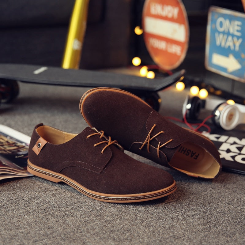 Braune Herrenschuhe aus Wildleder, lässig, mit Schnürsenkeln, ideal für Freizeitkleidung.