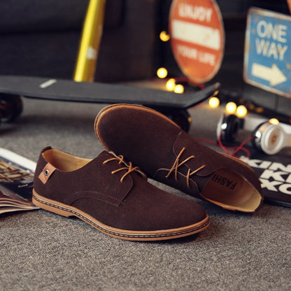 Braune Herrenschuhe aus Wildleder, lässig, mit Schnürsenkeln, ideal für Freizeitkleidung.