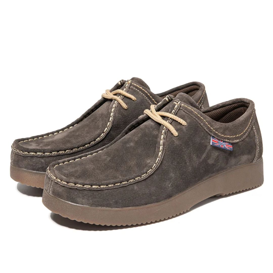 Braune Wildleder-Herrenschuhe mit Schnürsenkeln, bequeme Freizeitschuhe, britisches Design.