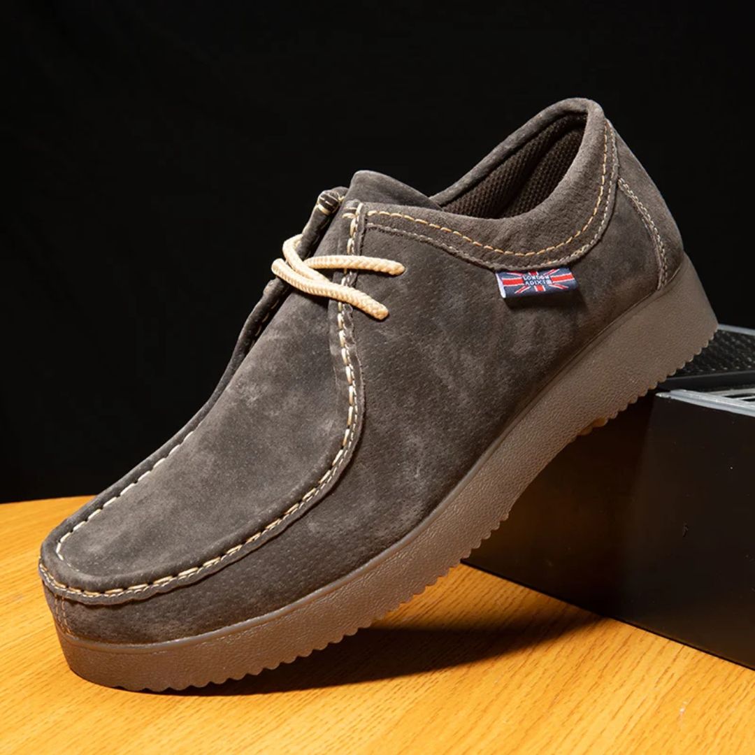 Brauner Wildleder-Herrenschuh mit Schnürsenkeln, rutschfeste Sohle, britisches Design.