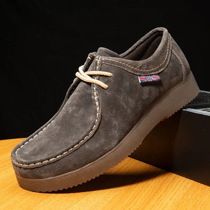 Brauner Wildleder-Herrenschuh mit Schnürsenkeln, rutschfeste Sohle, britisches Design.