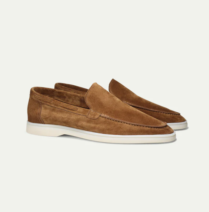 Braune Wildleder-Loafers für Herren, stilvoll und bequem, mit weißer Sohle.