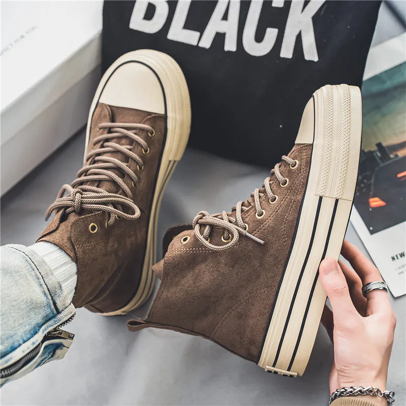 Braune Wildleder-Sneaker mit hoher Sohle, modisch, lässig, unisex, Vintage-Stil.